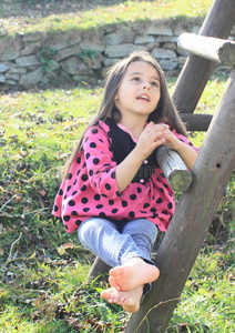 赤脚女孩唱歌照片