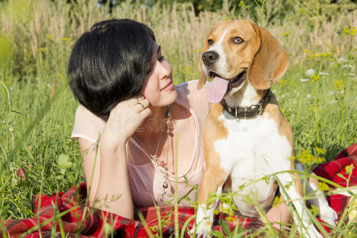 公园里养狗的女孩