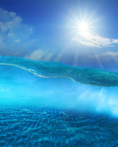晴朗的海水下,阳光明媚的天空和沙丘的地面照片