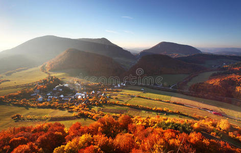 小镇鸟瞰图斯洛伐克秋天五彩缤纷的田野和树木波瓦齐