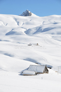 埋在雪地里的农舍