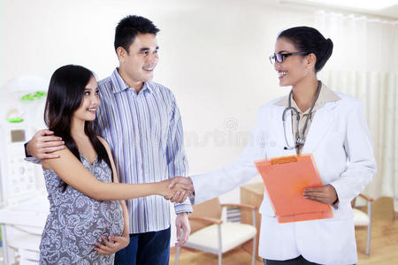 孕妇与医生握手