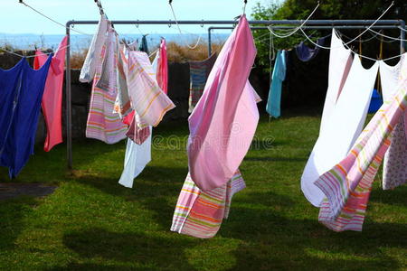 晾在洗衣线上晾干的衣服照片