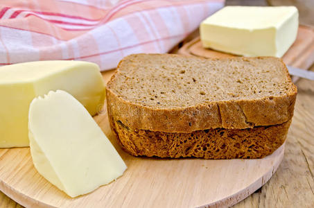 黑麦面包加奶酪和黄油图片