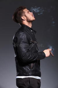 烟灰色发型一个穿着皮夹克的男人抽烟,抽烟照片