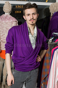 一个留着胡子，穿着紫色夹克的男人