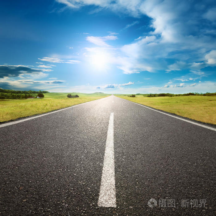 在空旷的道路上向太阳驶去