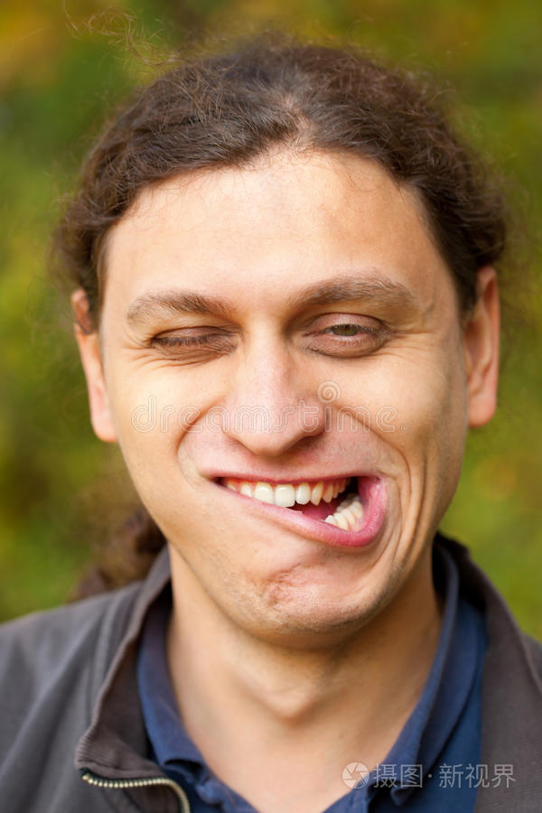 男人做鬼脸巨魔脸