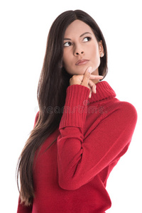 一个穿着红色套头衫的漂亮年轻女子正在往里看