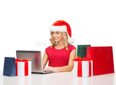 带着礼品盒包和笔记本电脑的女人