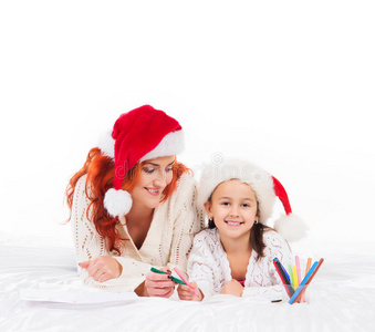 戴着圣诞帽的快乐母亲和女儿