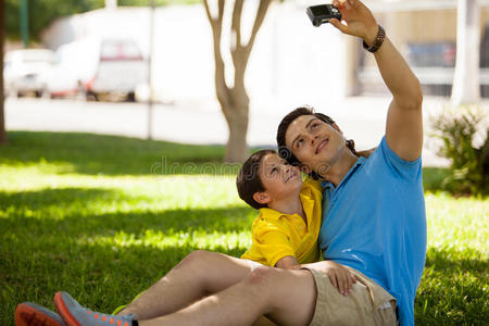 给我和我儿子拍照