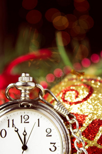 时钟和圣诞装饰品