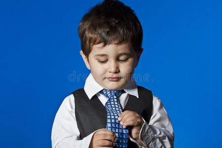 积极，可爱的小男孩画像，蓝色背景