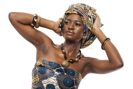 穿着传统服装的美丽非洲时装模特。