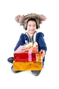 亚洲可爱小男孩带礼盒
