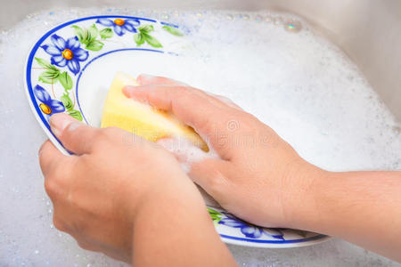 用肥皂水洗碗图片