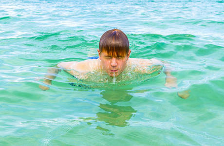 十几岁的男孩喜欢游泳