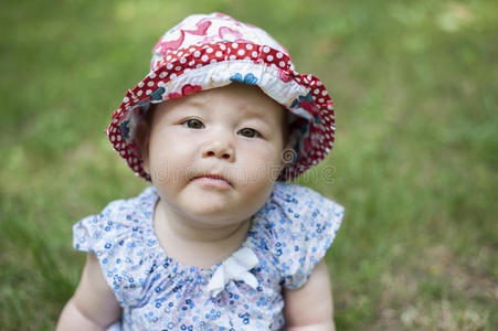 肖像 婴儿 帽子 快乐 甜的 白种人 服装 女孩 眼睛 小孩