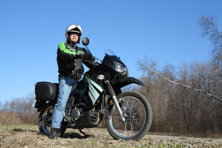 摩托车的业余爱好骑摩托车冒险的人照片