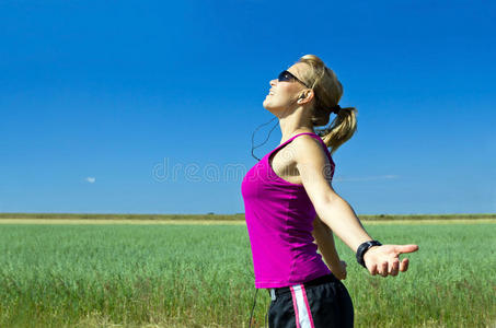 奔跑的女人伸出手臂图片
