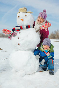 孩子们堆雪人