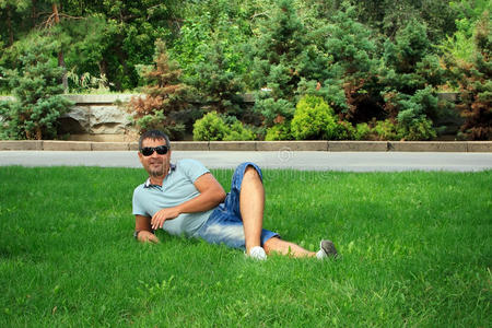 草坪 生活 幸福 成人 自由的 快乐 领域 公园 面对 男人