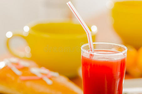早餐和木桌上的一杯红果汁