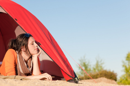 幸福女人放松上海滩帐篷露营