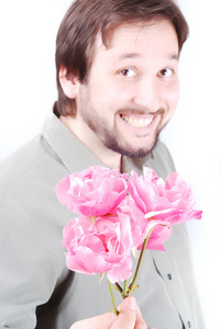 可爱的男人提供粉红色玫瑰