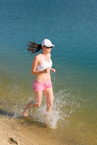 夏季运动适合女人沿着海边慢跑图片