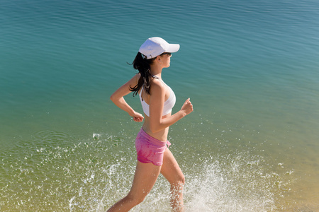 夏季运动适合女人沿着海边慢跑