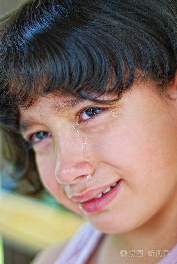 可爱的女孩与真实情感眼泪