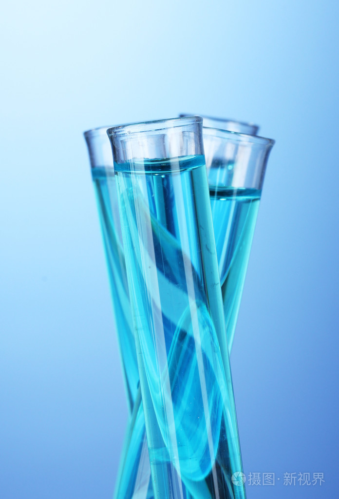 蓝色背景上的试管