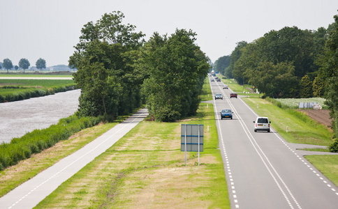 在荷兰直乡村公路的鸟瞰图