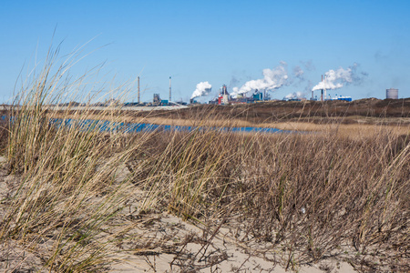 从沿着海岸沙丘看荷兰钢厂