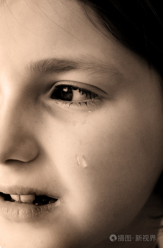 年轻的女孩哭着泪水