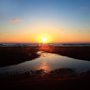 在海洋中美丽的夕阳