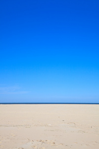 蓝色天空晴朗，海滩和大海