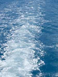 在蓝色的海面上航行的一艘船图片