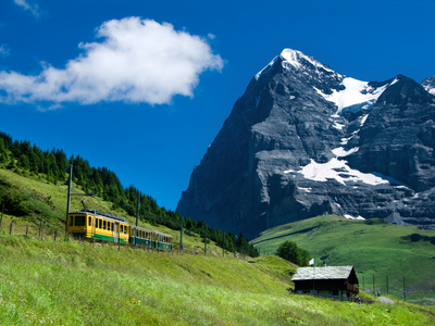 jungfraubahn 列车在瑞士艾格峰山