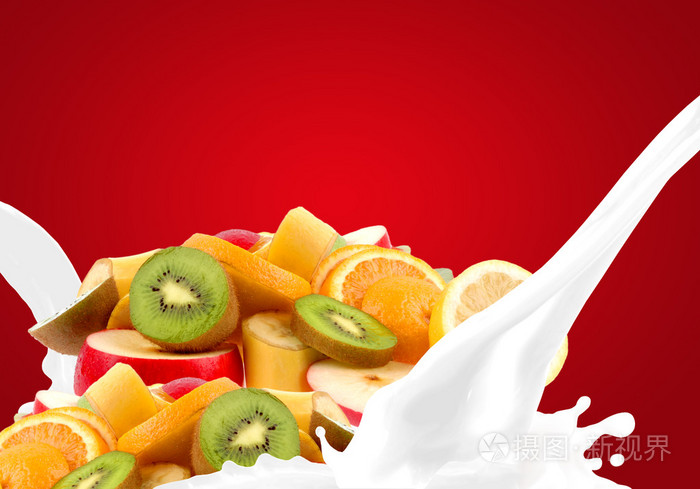 溅与水果混合牛奶