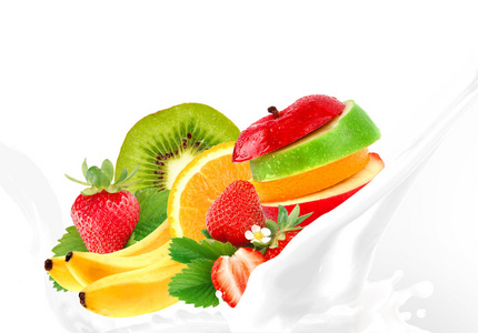 溅与水果混合牛奶照片