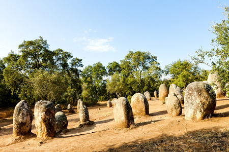 阿尔门德雷斯附近evora，alentejo，葡萄牙的巨石碑