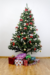 与礼物的圣诞树
