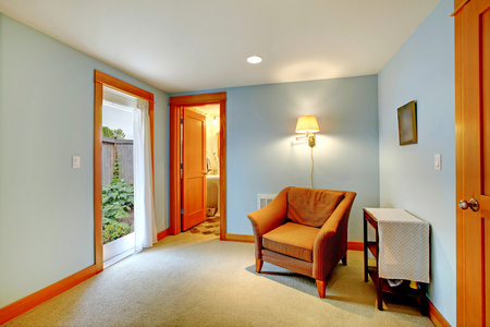 蓝色房间打开门到院子里照片