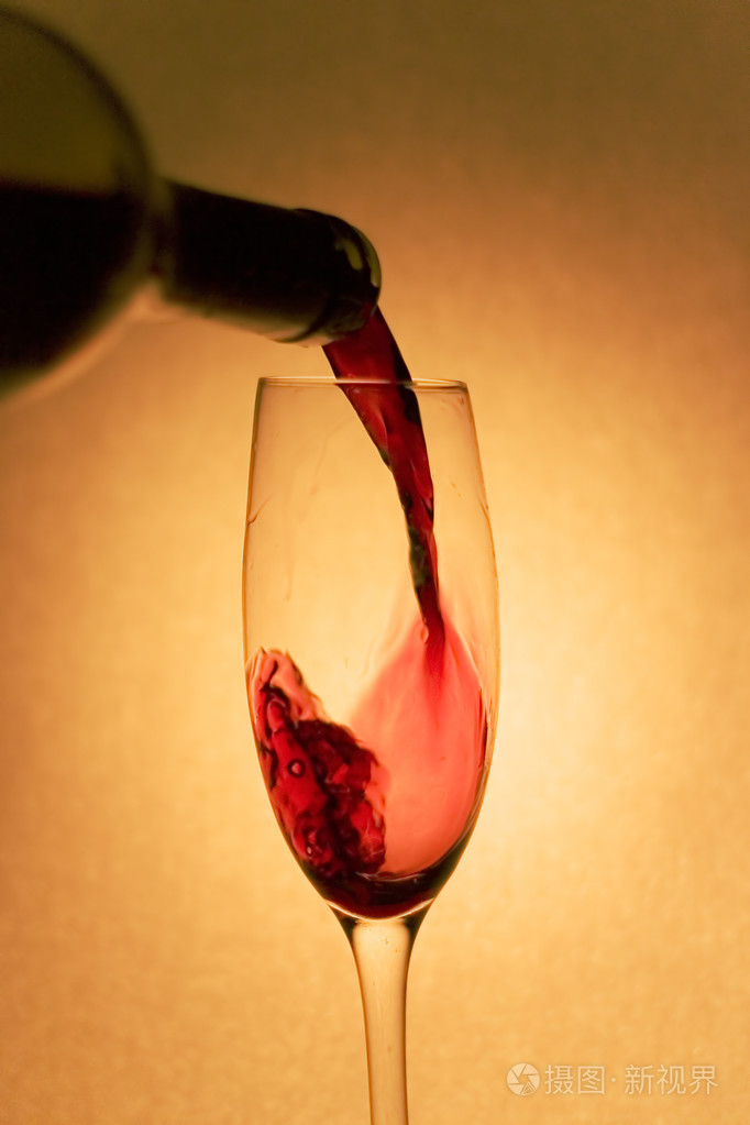 倒红酒
