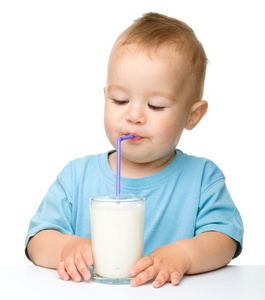 可爱的小男孩正在喝牛奶