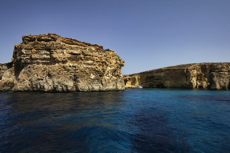 马耳他戈佐岛南部的海岸线岩石的视图