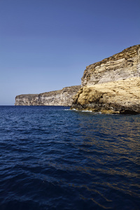 马耳他戈佐岛南部海岸线岩石岛的视图